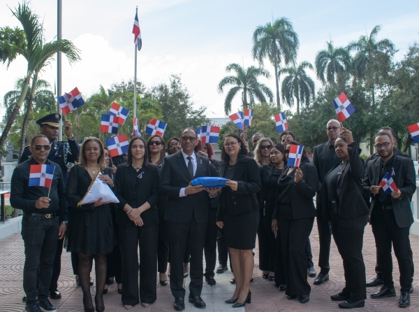 CORPHOTELS rinde honor a los Padres de la Patria con ofrenda floral en el Altar de la Patria