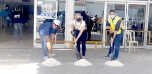 Primer picazo a la obra de para el reacondicionamiento de la Plaza Naranjo, en Higüey